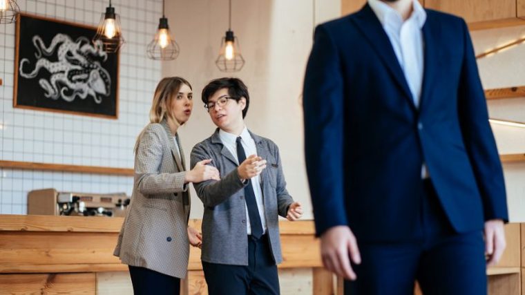 découvrez comment rassembler des preuves pour lutter contre le harcèlement au travail. guide complet sur les démarches à suivre, les types de preuves à collecter et les ressources disponibles pour vous aider à faire face à cette situation difficile.