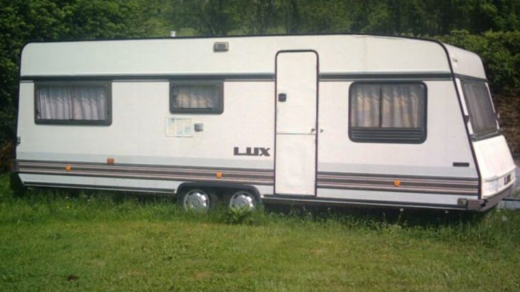 découvrez les avantages et les défis de vivre en caravane à l'année : conseils pratiques, budget, législation et astuces pour un mode de vie nomade et confortable toute l'année.