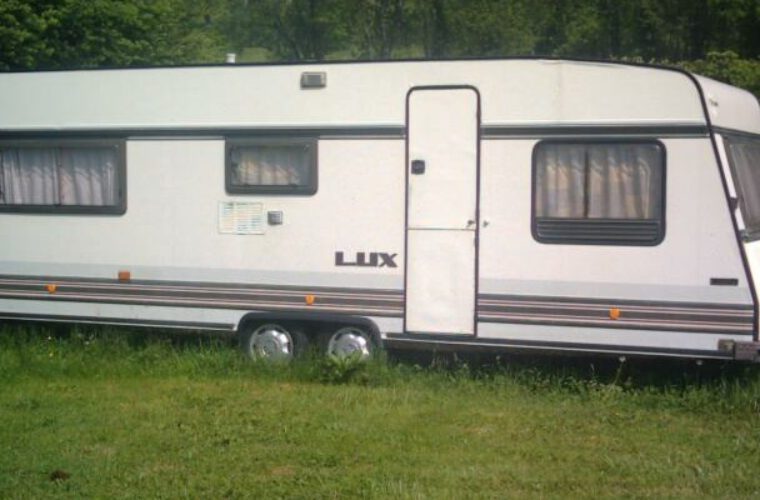 découvrez les avantages et les défis de vivre en caravane à l'année : conseils pratiques, budget, législation et astuces pour un mode de vie nomade et confortable toute l'année.