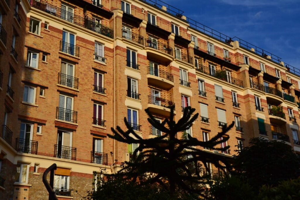 découvrez les règles 2025 pour héberger gratuitement dans un logement social. guide complet des conditions et démarches à suivre pour respecter la législation en vigueur.