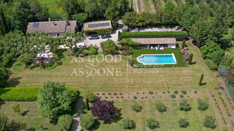 découvrez cette belle maison située sur un terrain familial, idéale pour vivre en harmonie avec vos proches et profiter d'un environnement paisible.